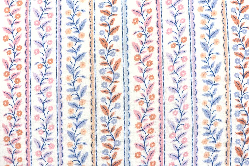 Zarter Baumwollstoff mit feinen Blütenranken in Pastell – perfekt für leichte Kleidung und romantische Nähideen. Co7002 Musselin Bluetenranken 2 Baumwolle Blumen Musselin - Blütenranken