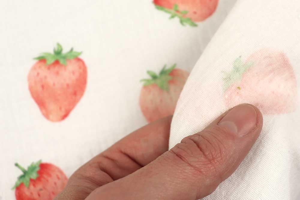 Zarter Stoff mit Aquarell-Erdbeeren – fruchtig, verspielt und perfekt für sommerliche Nähideen. Co7004 Musselin Suesse Erdbeeren Stm 2 Baumwolle sonstige Musselin - Süße Erdbeeren