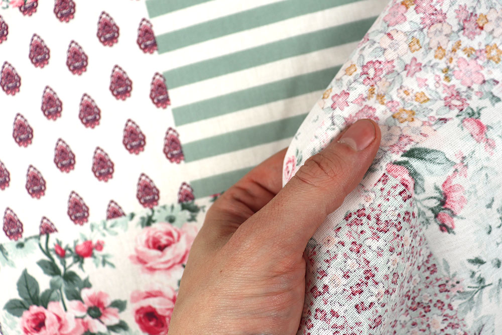 Feiner Cretonne mit romantischem Mustermix aus Rosenblüten, Streifen und Ornamenten Co7020 Baumwollstoff Patchwork.rosen Streifen S4 Baumwolle Blumen Baumwollstoff - Patchwork - Salbei/Rose