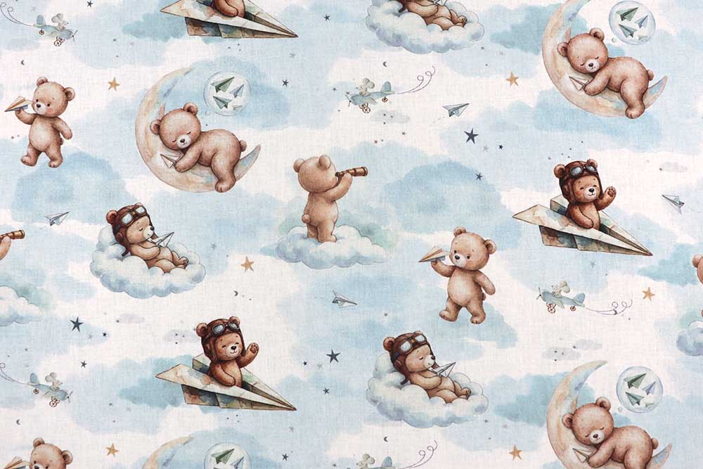 Süße Träume! Mit dem Bärchen in der Traumwelt schläft es sich doch gleich viel besser. Co7024 Baumwollstoff Baerchen Himmel 3 Baumwolle Kinder Baumwollstoff Digital - Bärchen in der Traumwelt