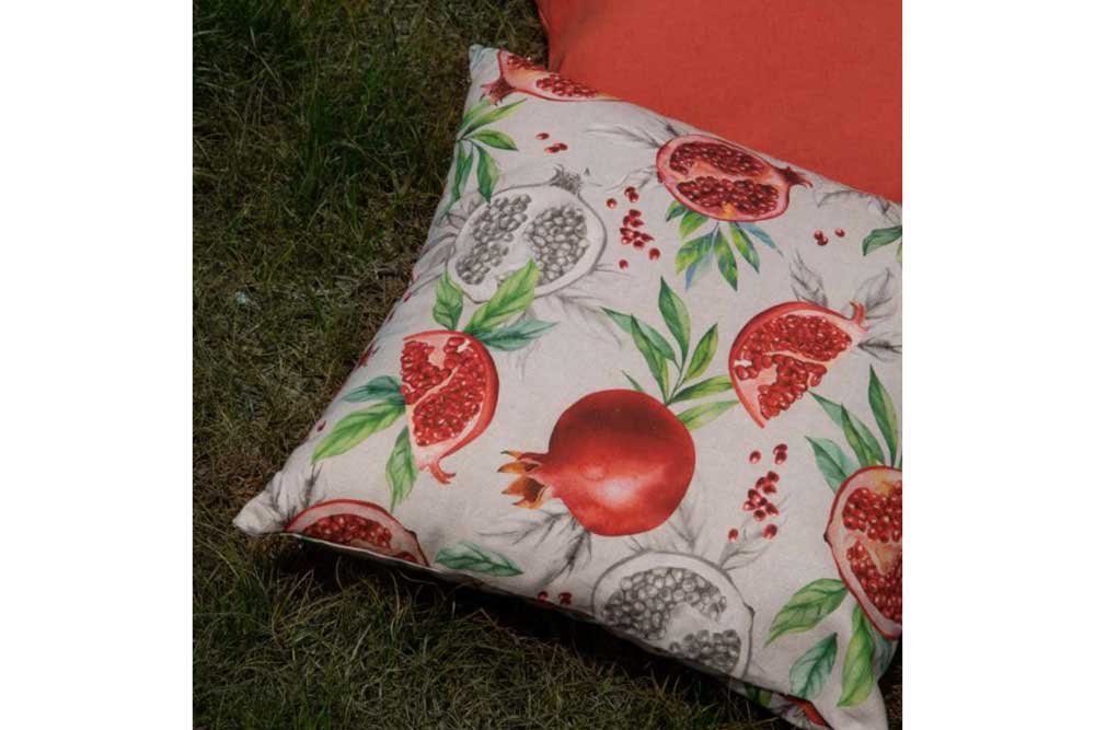 Dieser Stoff ist eine GRANATe! Ein fruchtiges Motiv und Recyclingfasern ergeben das Must-have für Frühling und Sommer! Dekostoff Recycling Granatapfel S4 3 Logo Dekostoffe Kaffee/Küche Dekostoff Recycling - Granatapfel