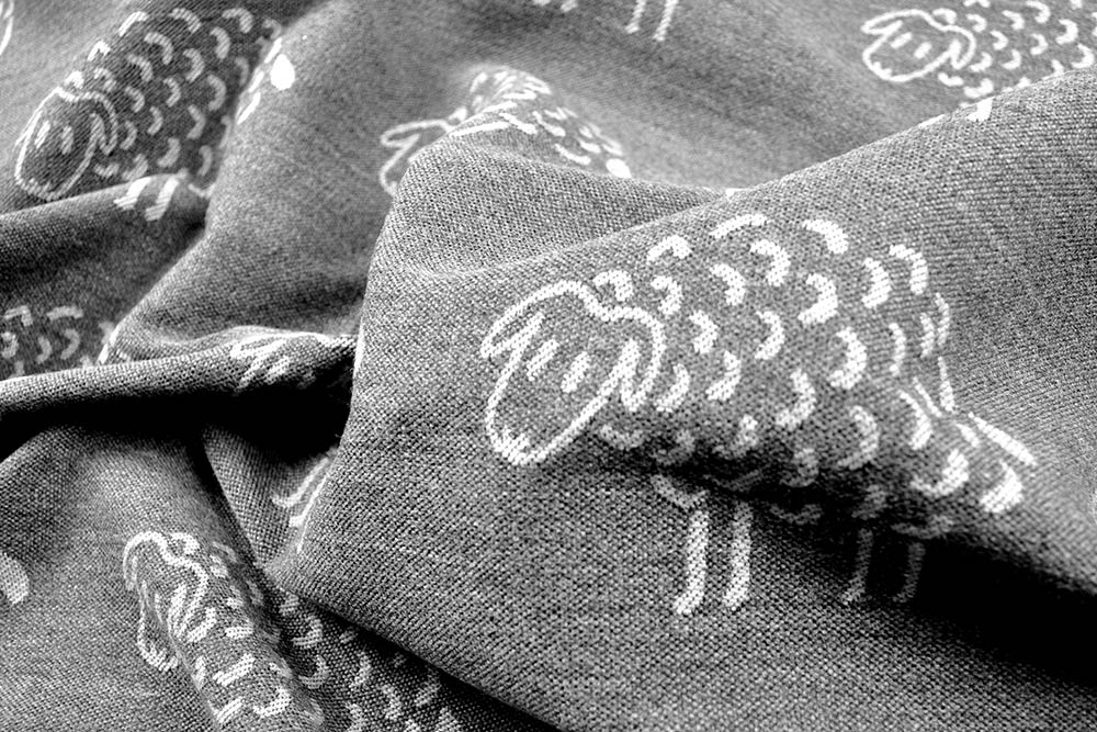 Weicher Wende-Jacquard mit flauschigen Schafen in Hellgrau und Grau Ds1842970 Jacquard Dekostoff Schafe Dunkelgrau S4 Dekostoffe Jacquard Wende-Jacquard - Kuschelschafe - Grau/Hellgrau