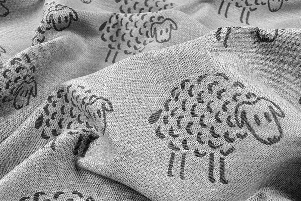 Weicher Wende-Jacquard mit flauschigen Schafen in Hellgrau und Grau Ds1842970 Jacquard Dekostoff Schafe Grau S4 Jacquard Wende-Jacquard - Kuschelschafe - Hellgrau/Grau