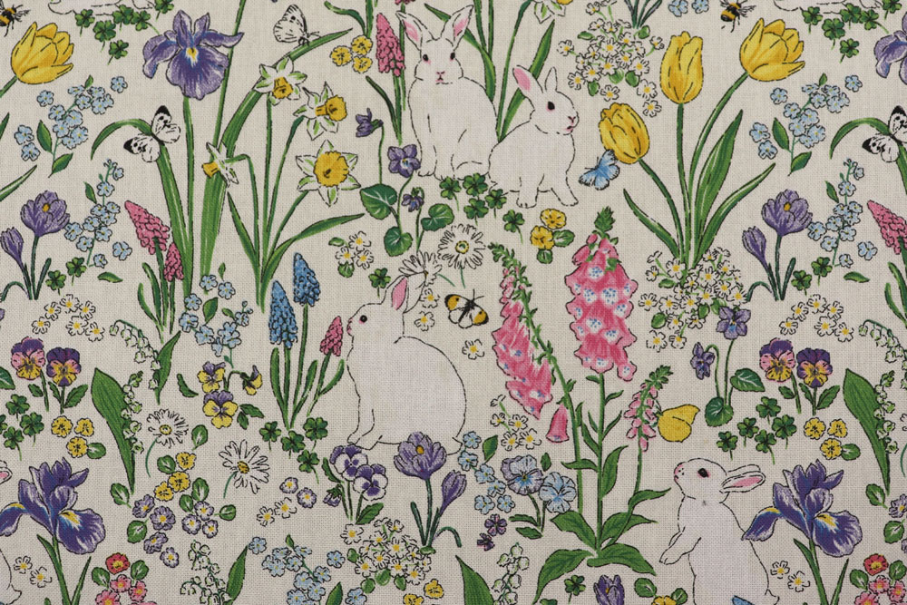 Das Zusammenspiel aus niedlichen Hasen und einer Fülle verschiedener Pflanzen verleiht diesem Stoff eine unvergleichliche Frische. Ds1946 Dekostoff Hasen S4y Tiere Dekostoff - Spring Fever