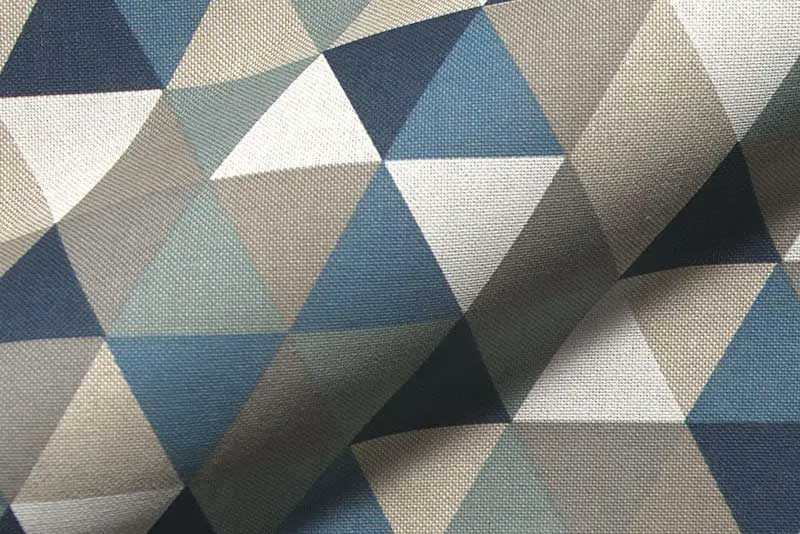 Herrlich rustikal wirkender Dekostoff mit grafischem Muster  Ds2385540 Dekostoff Dreiecke Dekostoffe Gemustert Dekostoff Leinenoptik - Triangulo - Blau