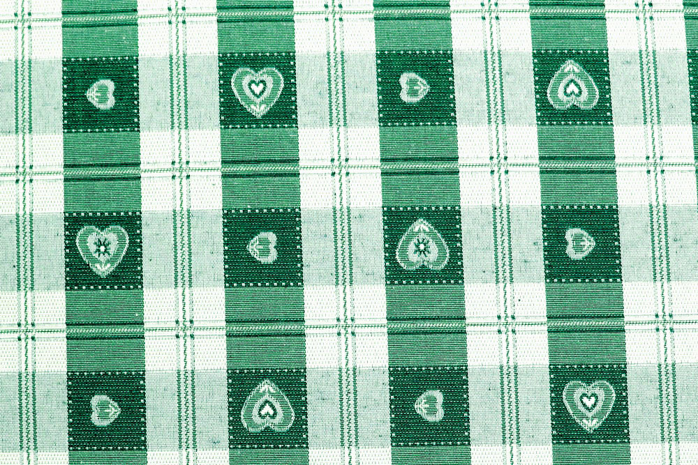 Grünes Vichy-Karo im Landhausstsil trifft verspielte Herzen - in verschiedenen Farben erhältlich Ds2494 Dekostoff Vichy Karo Landhaus Herzen Gruen S4y Jacquard Dekostoff Landhaus-Herzen - Vichy Karo - Grün