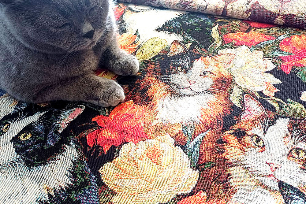 Ein floraler Katzentraum auf edlem, schwerem Gobelin - ideal für Blumen- und Tierfans! Ds2519 Gobelin Katzen Dekostoffe Blumen Dekostoff Gobelin - Katzen und Blumen