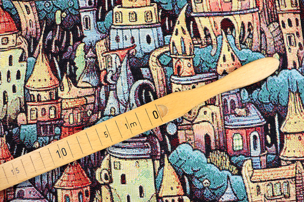 Dieser farbenfrohe Gobelin nimmt Sie mit auf eine Reise in eine mystische Welt voller Zauberhäuser und Schlösser Ds2522 Gobelin Zauber Stadt Dekostoffe City Dekostoff Gobelin - Magische Stadt