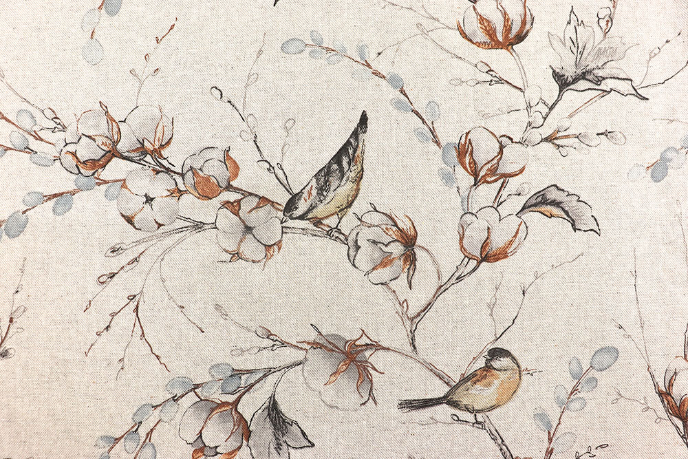 Zart gezeichnete Vögel und Baumwolläste auf Leinenstruktur – natürlich schön für kreative Wohnideen! Ds3338 Dekostoff Leinenoptik 280 Voegel Baumwolle S4 Blumen Dekostoff Leinenoptik - Skandi Garden - 280 cm