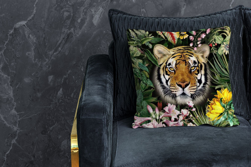 Keine Angst - er will doch nur spielen! Der Tiger auf diesem farbenfrohen Samt-Panel freut sich schon darauf, bei Ihnen einzuziehen Ds4044 Samt Panel Tiger Afrika Motivstoffe Premium-Samt - Panel - Tiger Jungle