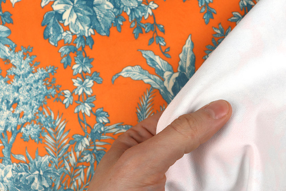 Knalliger Samt im Toile-de-Jouy-Stil für geschmeidige Kissen, Vorhänge und vieles mehr Ds4095 Samt Dekostoff Tropisch Toile De Jouy Orange S4 Toile de Jouy Samt-Dekostoff - Digitaldruck - Exotic Toile