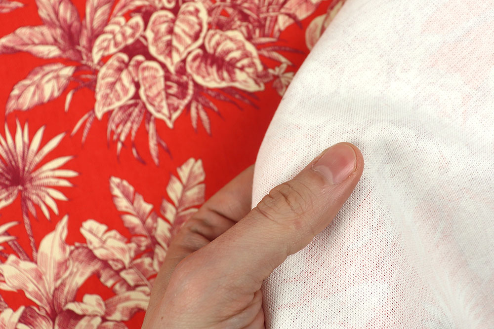 Knalliger Dekostoff aus reiner Baumwolle im Toile-de-Jouy-Stil für aparte Kreationen, die alle Blicke auf sich ziehen! Ds4096 Dekostoff Tropisch Toile De Jouy Rot S4 Toile de Jouy Dekostoff Premium - Exotic Toile