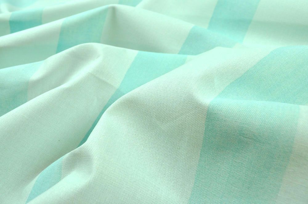 Breite Streifen in zarten Mint- und Türkistönen machen diesen Premium-Dekostoff mit 20.000 Scheuertouren zu einem wahren Blickfang! Ds5626 Dekostoff Deluxe Streifen Mint (1) Dekostoffe Streifen Dekostoff deluxe - Breite Streifen - Mint/Türkis