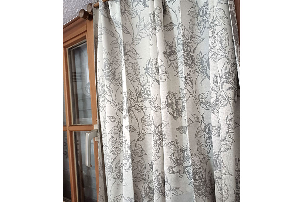 Hochwertiger Jacquard, versehen mit einem romantischen Rosen-Motiv Ds5803 Dekostoff Jacquard Rosen Grau S4 Taschenstoffe Jacquard Rosen - Creme/Silber