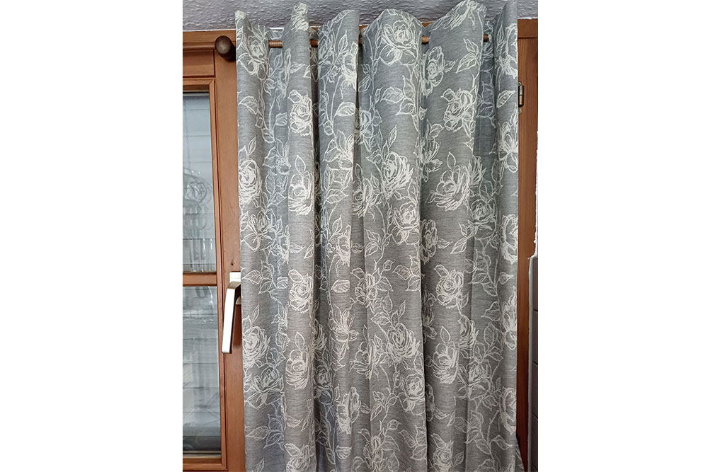 Hochwertiger Wende-Jacquard mit romantischem Rosen-Motiv - jetzt zuschlagen! Ds5803 Dekostoff Jacquard Rosen Grau Jacquard Jacquard Rosen - Silber/Creme