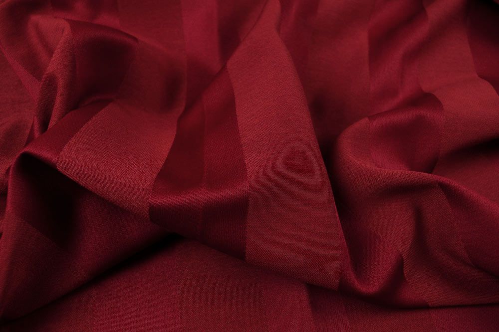 Schwer entflammberer Dekostoff  mit Glanz in klassischem Streifen-Muster Ds5822 Schwer entflammbar B1 Dekostoff Satin-Blockstreifen - Trevira CS - Bordeaux