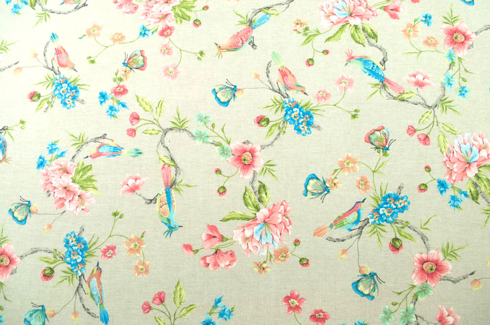 Ein traumhaftes Blüten- und Vogel-Motiv in frischen Farben auf naturfarbigem Dekostoff mit schönem Warengriff Ds5916 Dekostoff Blumen Voegel S4(1) in der Luft Birds and Flowers - Dekostoff