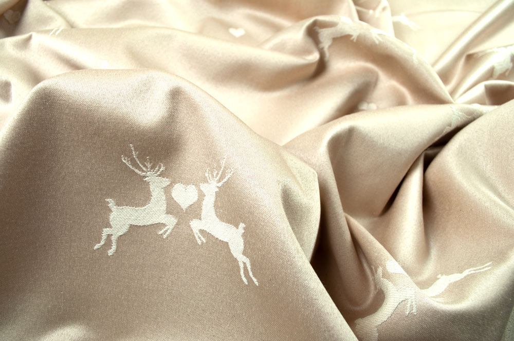 Beidseitig verwendbarer Jacquard aus Baumwollmischgewebe mit herzigem Hirsch-Motiv in Champagner/Creme Ds5942065 Verliebter Hirsch Beige S4 Jacquard Verliebter Hirsch - Dekostoff Jacquard - Champagner/Creme