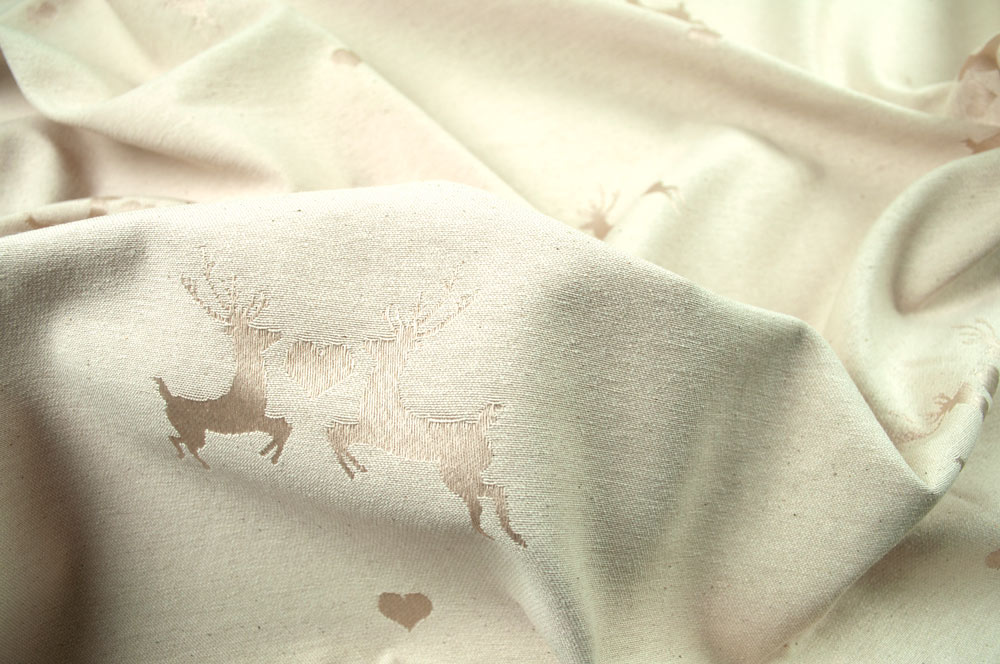 Beidseitig verwendbarer Jacquard aus Baumwollmischgewebe mit herzigem Hirsch-Motiv in Creme/Champagner Ds5942065 Verliebter Hirsch Creme Beige S4 Dekostoffe Jacquard Verliebter Hirsch - Dekostoff Jacquard - Creme/Champagner