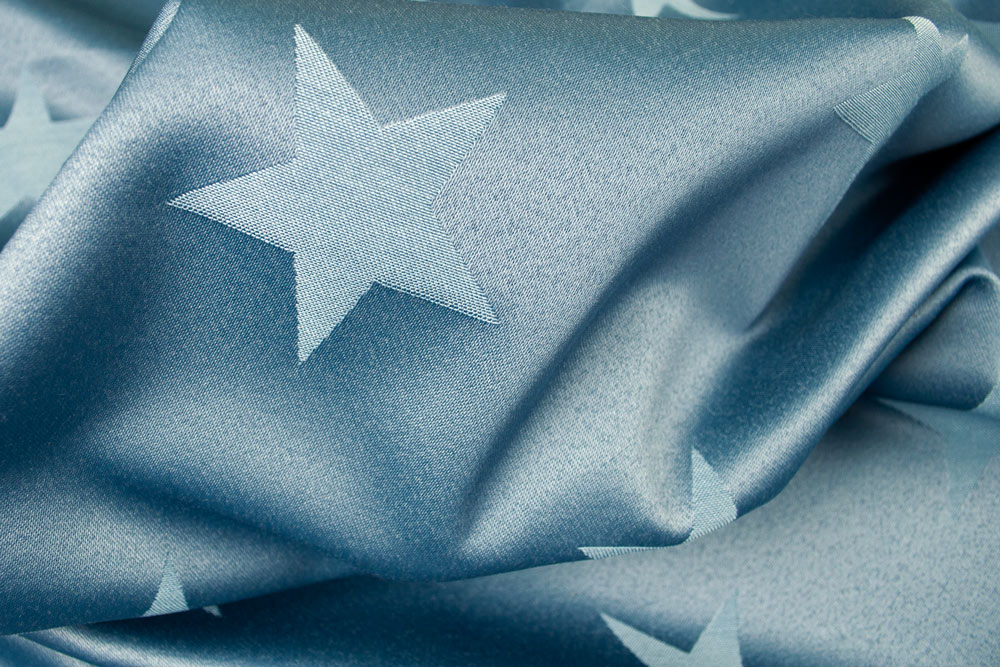Beidseitig verwendbarer Jacquard mit leichtem Glanz und eingewebtem Sternen-Motiv in Blau/Hellblau Ds5943540 Jacquard Sternenglanz Blau S4 Dekostoffe Sternenglanz - Dekostoff Jacquard - Blau/Hellblau