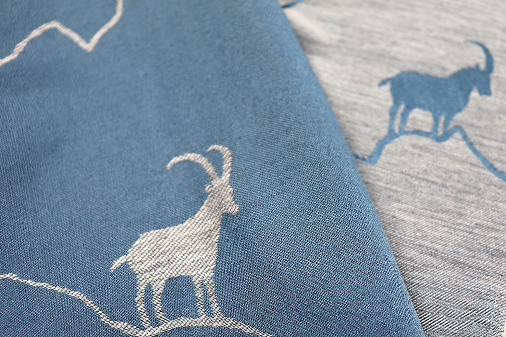 Ein Hauch der Alpen für daheim! Dieser hochwertige Deko-Jacquard sorgt für echte Landhaus-Stimmung! Ds5981540 Dekostoff Steinbock Blau Vorhang Dekostoffe Landhaus Dekostoff Jacquard - zweiseitig - Alpen-Steinbock - Blau
