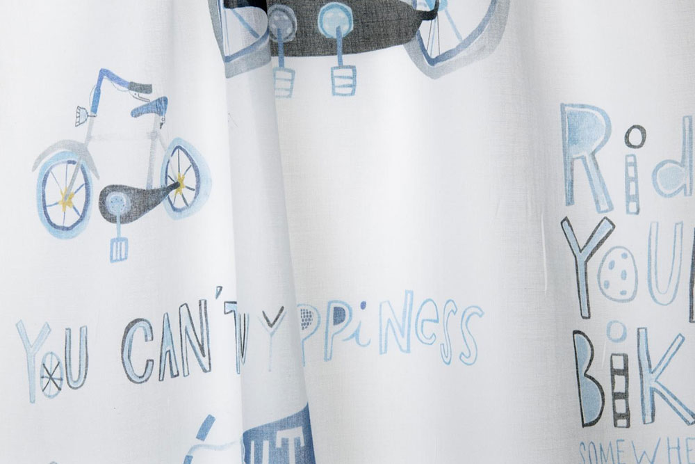 Luftiger Gardinenstoff aus Baumwolle - edle, robuste und lichtechte Ware, an der Sie lange Freude haben werden! Ds6128001 Voile Deluxe Uhren Kinderstoffe Voile deluxe - Yippieh - Bikes Bleu - 280 cm