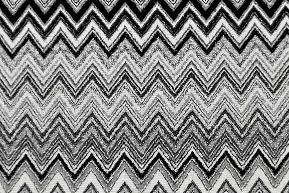 Fest verwobener Dekostoff mit einem Design im Zickzack, das sich von der Masse abhebt! Ds6133 Jacquard Zickzack S4 % Sale - Dekostoffe Jacquard-Dekostoff - Poncho Noir