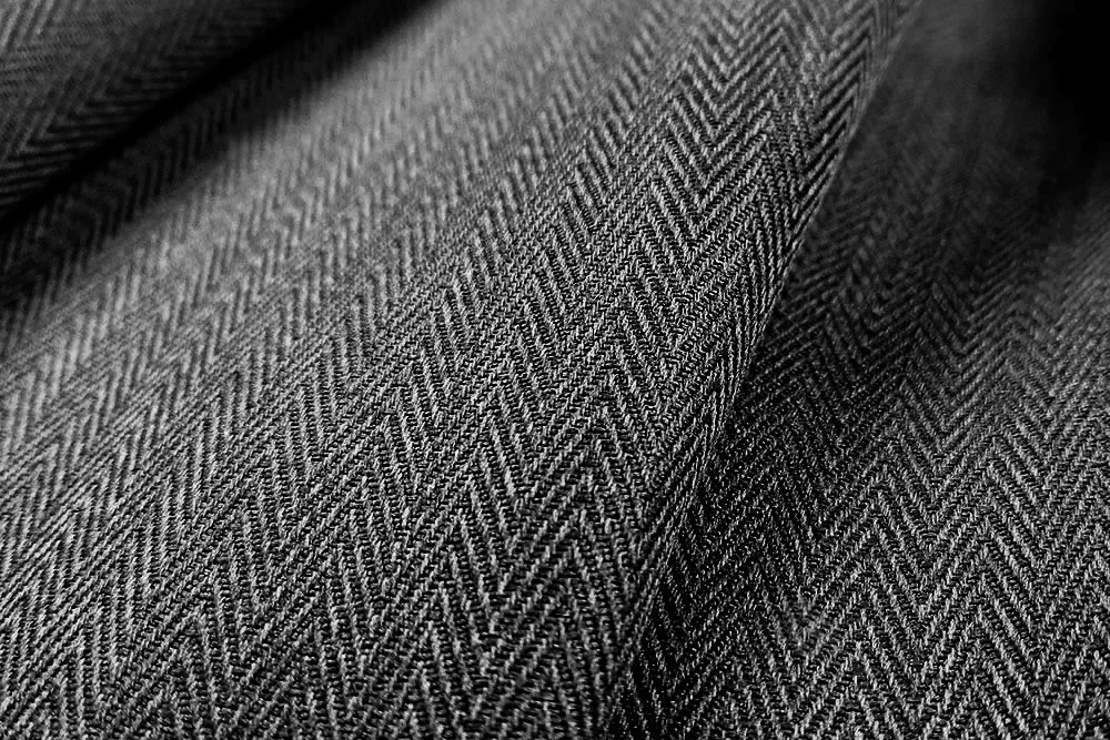 Permanent schwer entflammbarer Blackout mit edler Fischgrat-Struktur und thermoisolierenden Eigenschaften Ds6140 Blackout Indiano Grau Mit Logo Blackout / Verdunkelung Thermo-Blackout B1 - Indiano Grey