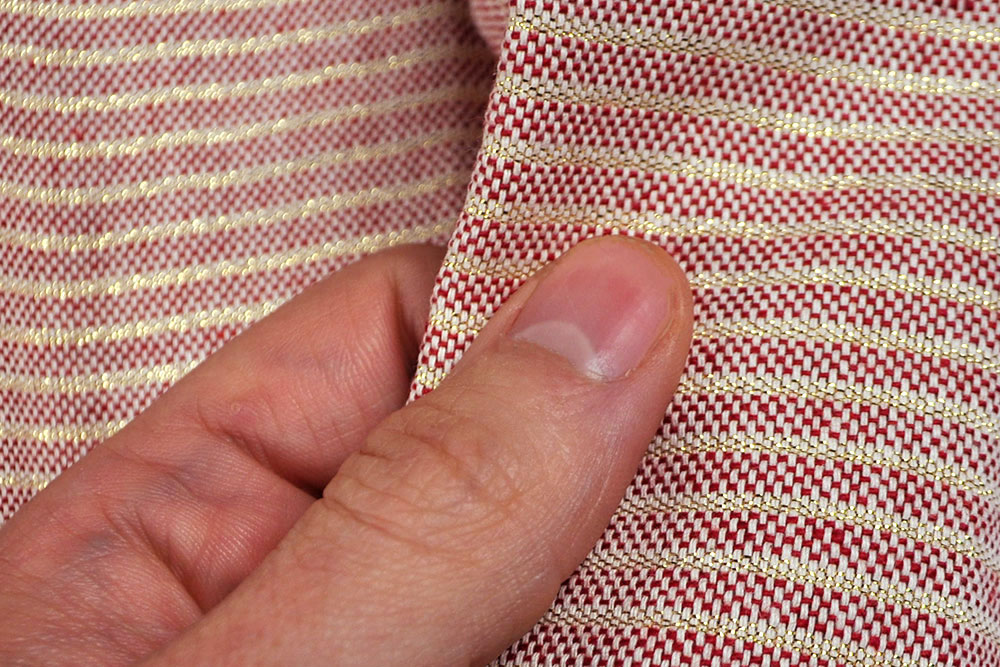 Streifendesign mit Glitzerelementen und hohem Baumwollanteil - ein effektvoller Hingucker für Deko mit Wow-Faktor! Ds6141 Dekostoff Glitzerstreifen Rot S4 Dekostoffe Jacquard Dekostoff Simply Gold - Streifen - Rot