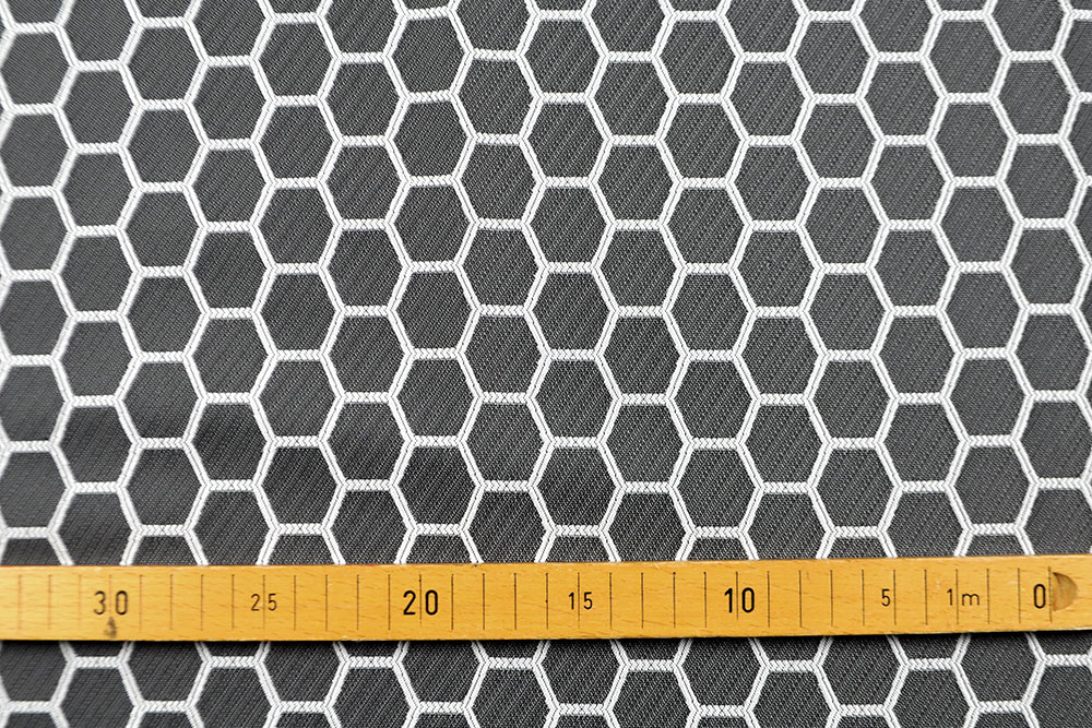 Durchgewebter Dekostoff mit Stil aus der JOOP!-Kollektion - lassen Sie Ihr Zuhause in neuem Glanz erstrahlen! Ds6175 Joop Dekostoff Waben Grau S4 JOOP! JOOP! - Jacquard Hexagon - Anthrazit/Lichtgrau