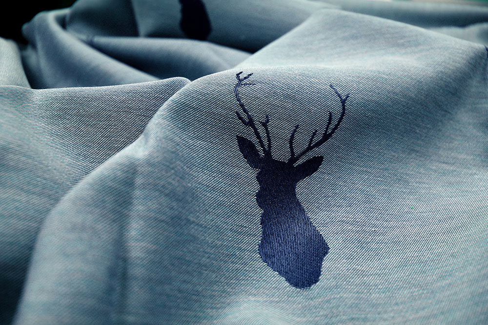 In Deutschland produzierter Stoff mit durchgewebtem Muster für Kissen, Vorhänge und mehr im Landhausstil! Ds6185 Jacquard Hirschkopf Blau Übergardinen Dekostoff Jacquard beidseitig - Hirschgeweih - Blau