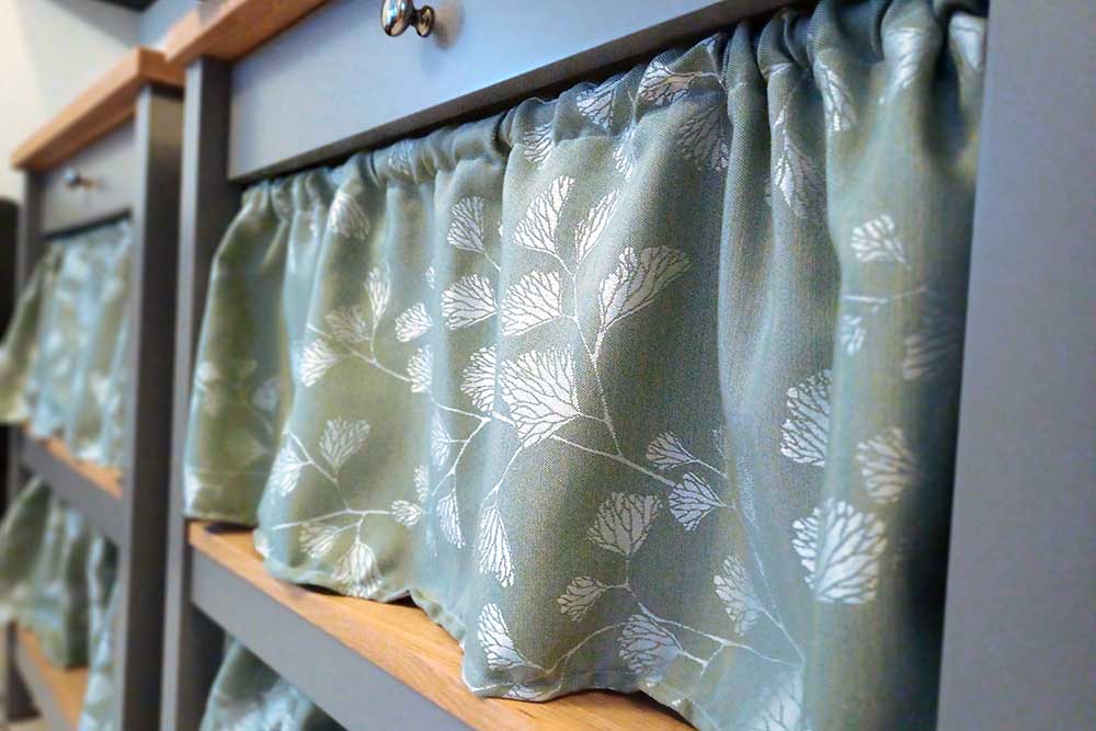 Zweiseitiger Jacquard mit zartem Blütenmuster – perfekt für elegante Heimtextilien und stilvolle Accessoires! Ds6283970 Dekostoff Jacquard Pflanzen Gruen R Jacquardstoffe Dekostoff Jacquard beidseitig - Galicia - Grün