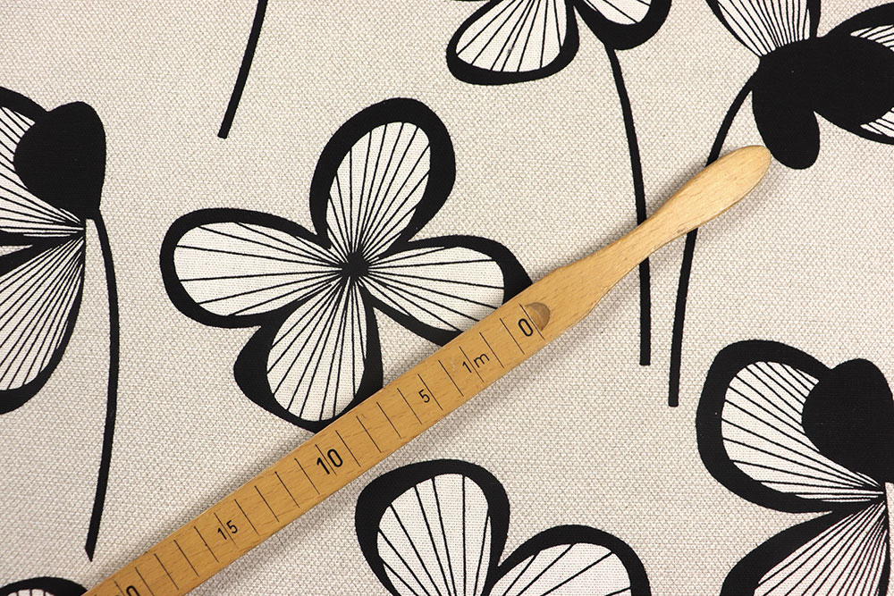 Skandi-Flair in Stoffform – pur, cool, unverkennbar. Ds6319 Dekostoff Blackpetal S4 Dekostoffe Blumen Dekostoff Premium - Black Petal