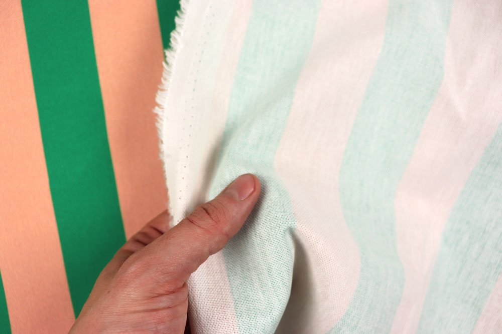 Moderner Dekostoff mit breiten Blockstreifen in frischem Grün und warmem Sandton – zeitlos, stilvoll und vielseitig kombinierbar. Ds6391 Dekostoff Blockstreifen Gruen Apricot S4 Dekostoffe NEU  Dekostoff - Palm Beach Stripes