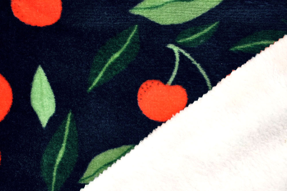 Mit diesem Wellness Fleece haben Sie auch im Winter sommerliches Flair - saftige rote Kirschen auf kuscheliger Ware Fl5153 Wellnessfleece Kirschen (1) Kinderstoffe Wellness-Fleece - Kirschentraum