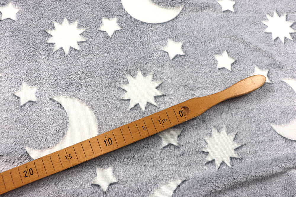 Nachtleuchtender, himmlisch weicher Fleecestoff – für Träume, die wärmen! Fl5183 Fleece Mond Und Sterne   R Fleece Fleece - Glow in the Dark - Mond und Sterne