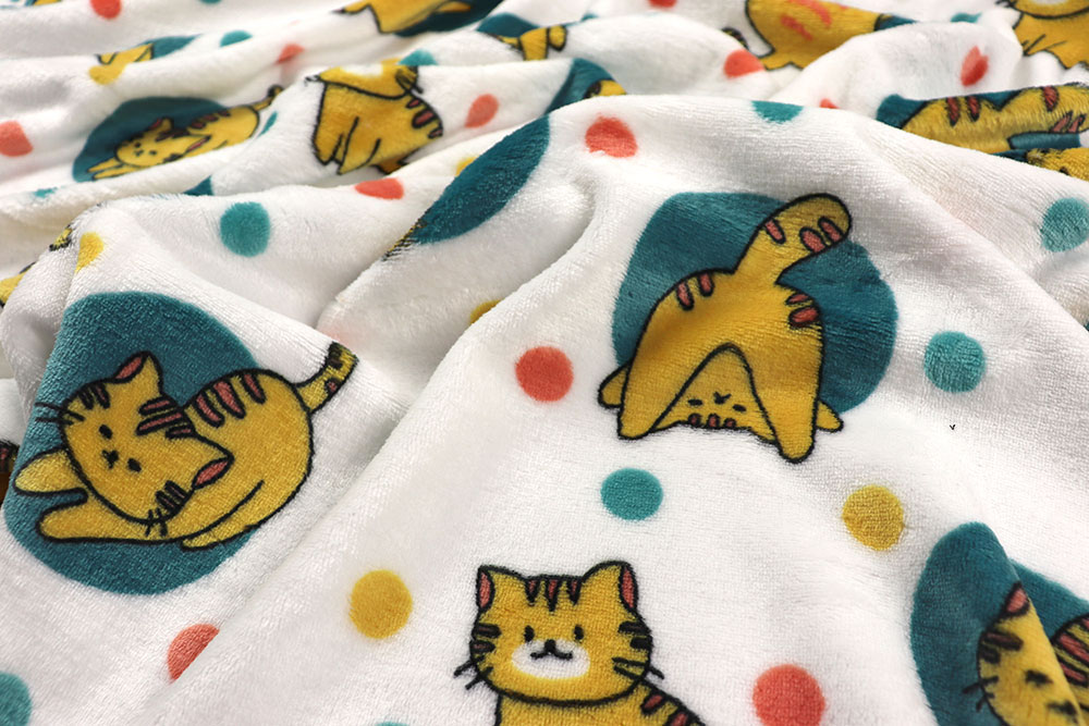 Verrückte freche Kätzchen tummeln sich auf diesem herrlich flauschigen Stoff - ideal für Decken, warme Bekleidung und mehr! Fl5194 Fleece Katzen S4 Kinderstoffe Kuschel-Fleece - Katzen-Party
