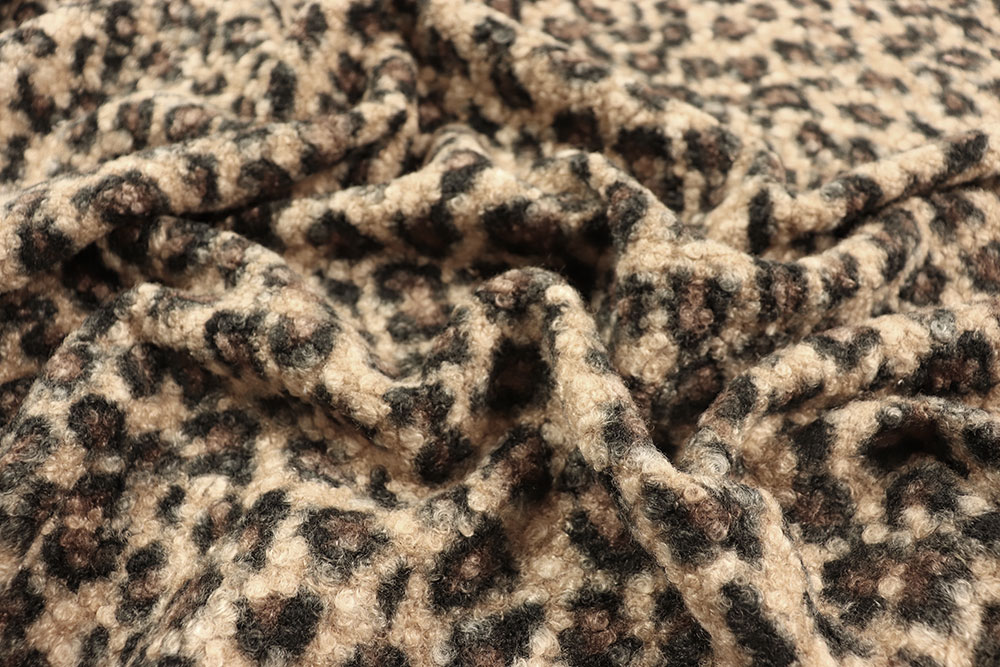 Gelockter Bekleidungsstoff im angesagten Leomuster - ein warmer, modischer Begleiter für Ihren Kleiderschrank! Fl5195 Boucle Locken Fleece Leo S4 Bouclé-Stoffe Leo-Bouclé