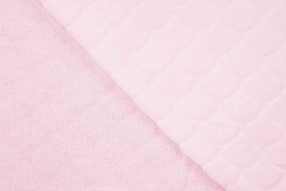 Weicher Fleece in Rosa mit geprägtem Schuppenmuster – ideal für Decken, Kissen, Kinderbekleidung und kreative Nähideen. Fl5197 Meerjungfrauenfleece Pink (1) Fasnacht Stoffe Einfarbig Meerjungfrauen-Fleece - Rosa