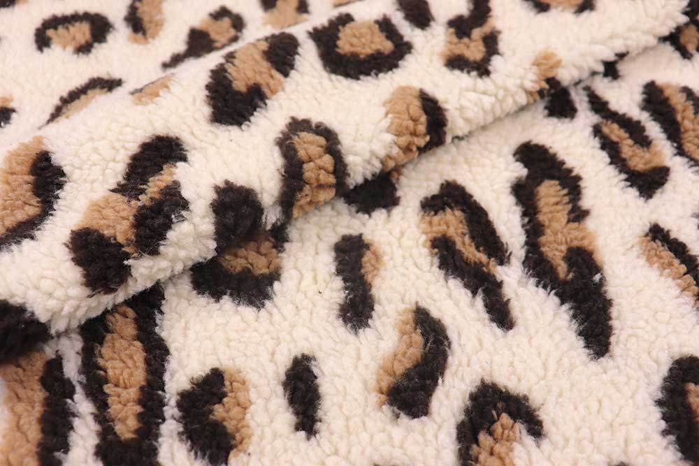 Kuscheliger Sherpa Fleece mit trendigem Leo-Muster – warm, weich und perfekt für Kleidung & Deko. Fl5207 Sherpa Fleece Leo Fleecestoffe Sherpa Fleece - Wild Leo