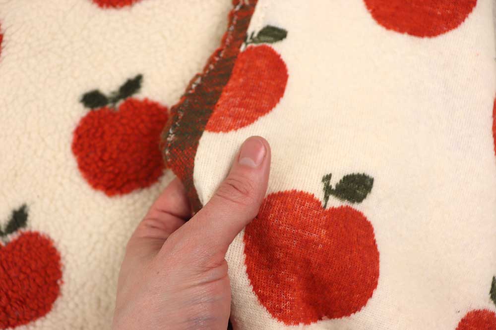Kuschelweicher Sherpa Fleece mit roten Apfelmotiven – warm, weich & ideal für Kinderkleidung & Deko. Fl5212 Fleece Sherpa Apfel S4 Fleecestoffe Sherpa Fleece - Apple Garden