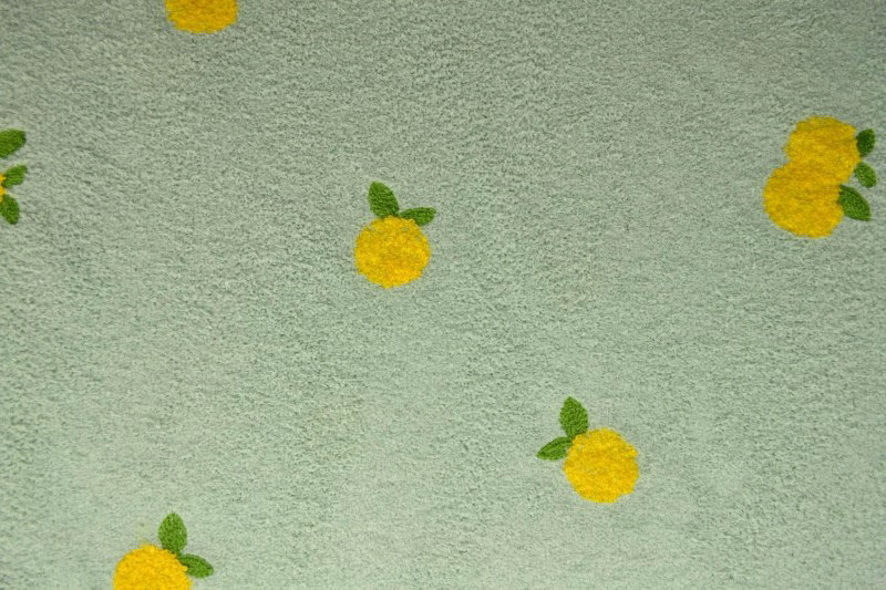 Herrlich flauschiger Stoff mit Stickerei - ein weicher Traum von einem Stoff! Fl5215 Flausch Frottee Fruechte Sherpa Fleece Flausch-Teddy bestickt - Früchtchen