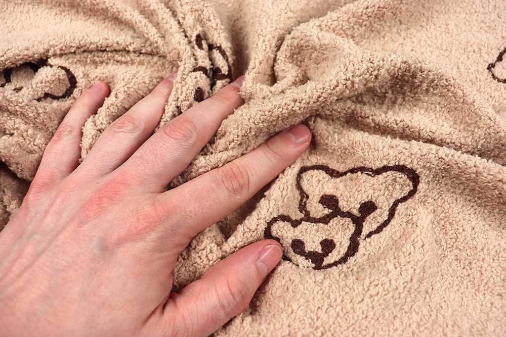 Bärenstarker Stoff - herrlich flauschig, weich, warm, wunderbar! Fl5219 Flausch Teddy Stoff Bestickt S4 Fleecestoffe Flausch-Teddy bestickt - Bärchen