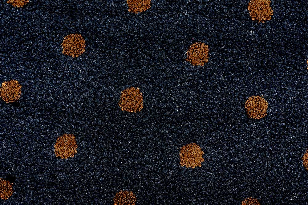 Wie Konfetti auf Mitternachtsblau: weicher Sherpa mit warmen, rostbraunen Punkten – gemütlich, verspielt und voller Charakter. Fl5222 Sherpa Fleece Punkte S4 Sherpa Fleece Sherpa Fleece - Dots