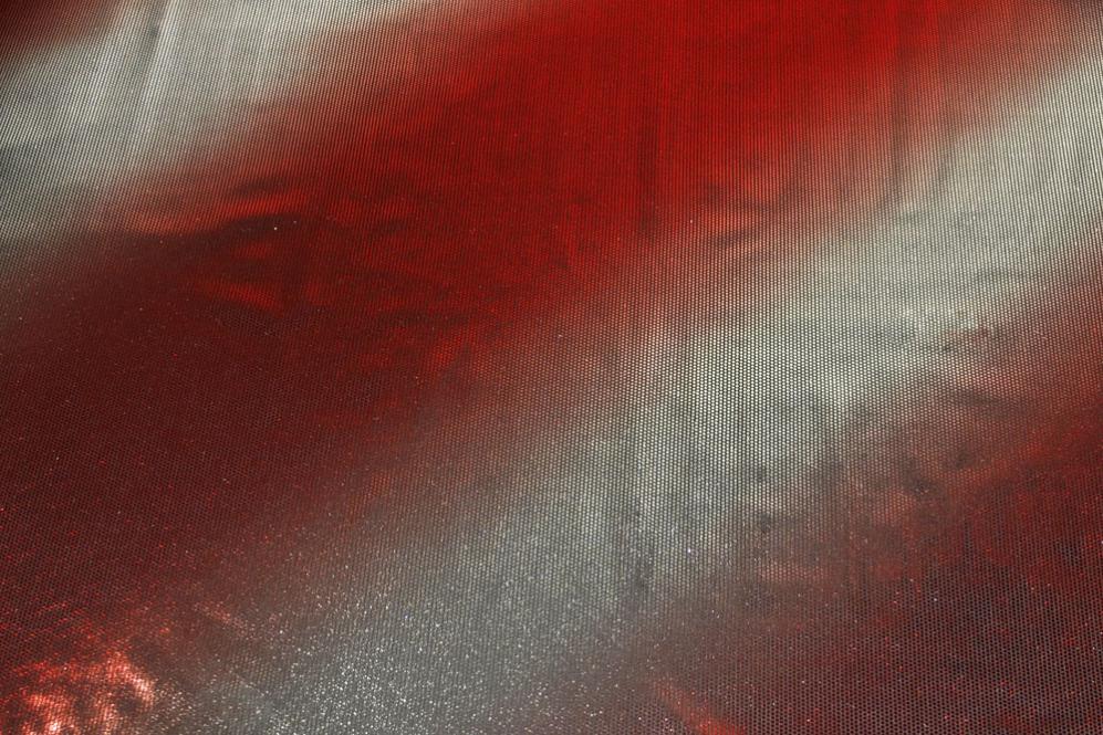 Ein Folienstoff Stretch mit effektvollem Farbverlauf. Diese Meterware ist eine Weiterentwicklung des Klassikers Art.31005. Fn1066 Z1 Fasnacht Stoffe bunt Folienstoff Stretch Dots - Farbverlauf Rot/Silber