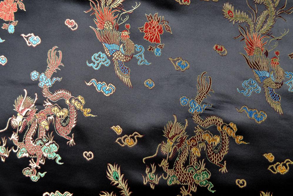 Der Drache ist der Bestseller unter den Seidenimitat-Stoffen. Hochwertig und hochglänzend, von echter Seide kaum zu unterscheiden. Eine tolle Ware! Fn1119 China Seidenimitat Drache Schwarz Z1 Seidenstoffe China-Seidenimitat Drache - Schwarz - 150 cm