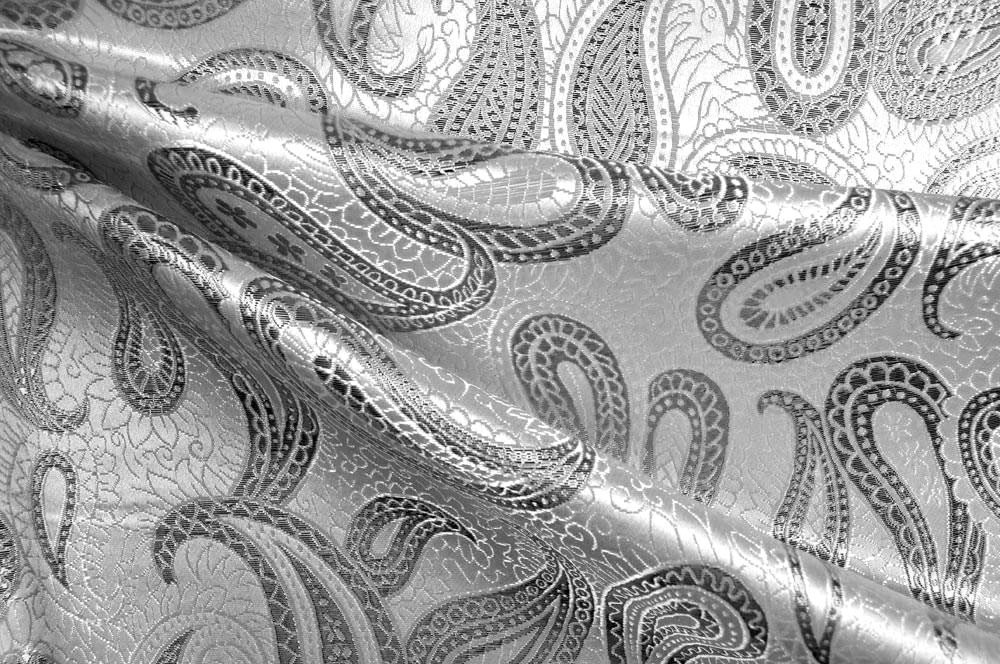 Effektvoller Brokat mit elegantem Paisleymuster, das aufwendig eingearbeitet wurde - ein glänzender Traum von einem Stoff! Fn1123 Brokat Paisley Silber Brokat Meterware Brokat Paisley - Silber