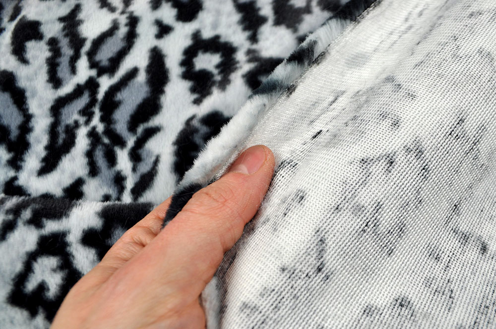 Flausch-Fleece mit Leo-Muster - super für Accessoires, Bekleidung und vieles weitere mehr! Fn1239 Fantasy Leo Fleece Grau S4 Fleecestoffe Flausch-Fleece - Fantasy-Leo - Grau