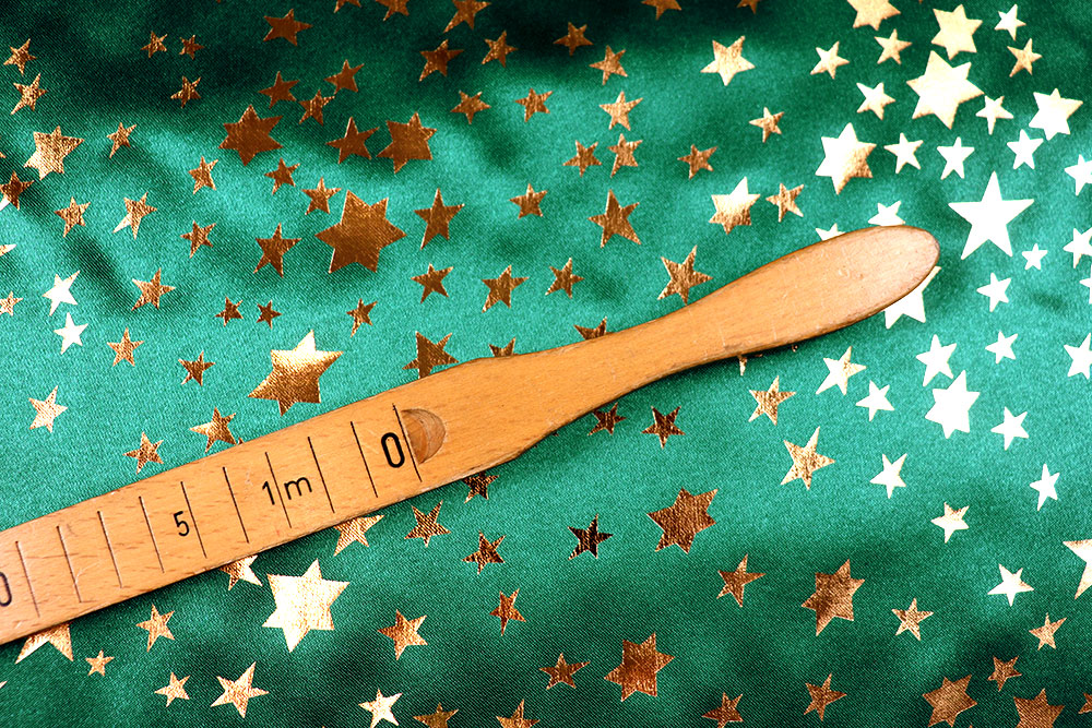 Geschmeidiger Satinstoff mit glänzenden Sternen - diese Ware ist ein echter Star unter den Stoffen! Fn1264 Sternen Satin S4 Fasching Stoffe Satin - Glänzende Goldsterne
