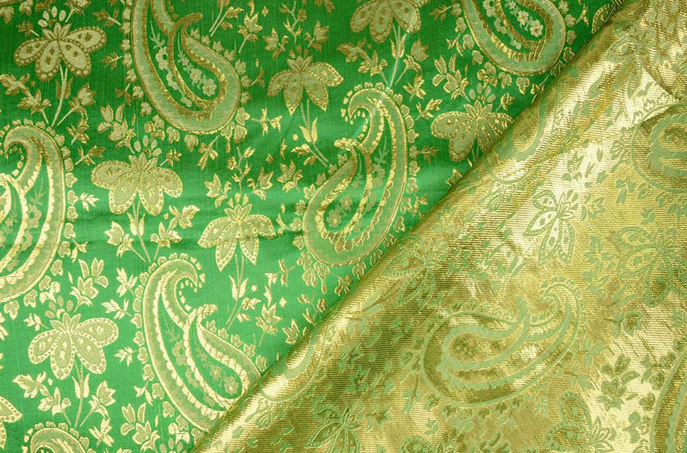 Ein goldenes Paisleymuster mit eldem Schimmer verleiht diesem Stoff eine außergewöhnliche Ausstrahlung – elegant und wirkungsvoll Fn1286 Brokatpaisley Gruengold 1(1) Brokat Meterware Brokat - Paisley - Grün/Gold